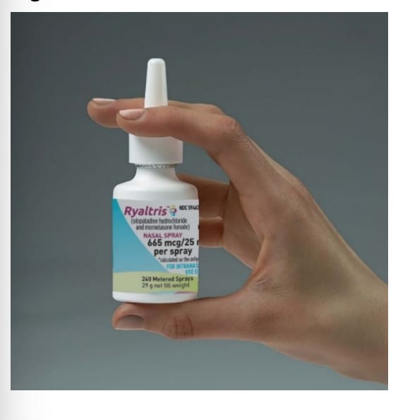 Hold the bottle firmly with your index and middle finger on either side of the applicator (on finger rests) while supporting the grooved base of the Ryaltris bottle with your thumb.